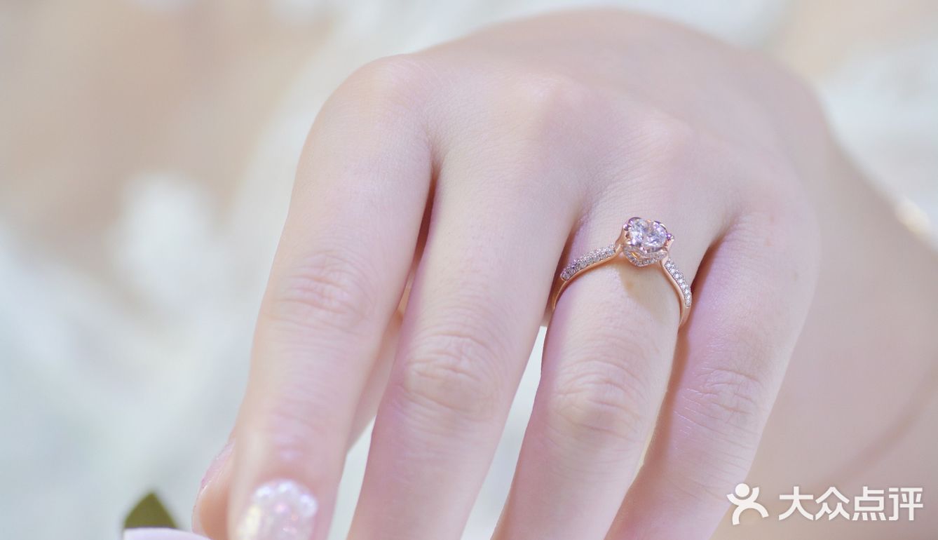 就是它了！没有人不会为这枚结婚钻戒而动心！