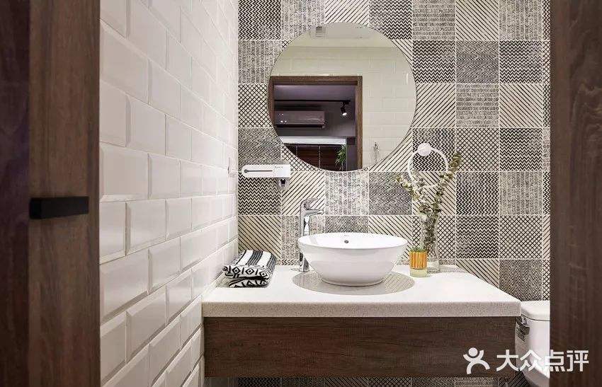 今日分享卧室到客厅的玻璃隔断让人眼前一亮！