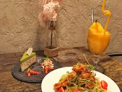 -layback cafe & bar