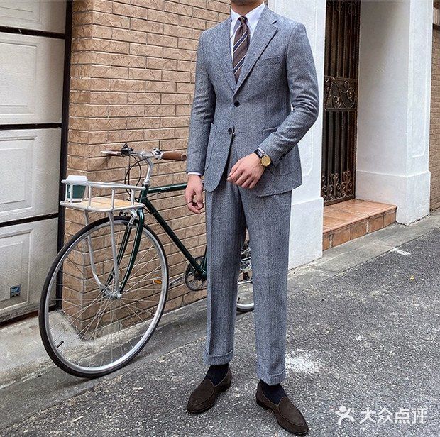 西装成套穿即显正式又看着气派