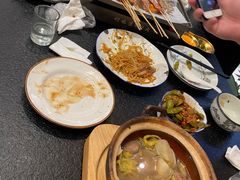 -何妹湿辣牛肉·粤式烧烤砂煲(桂雅路店)