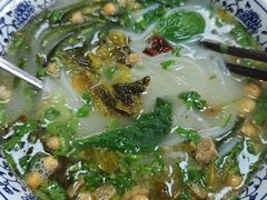 酸菜三鲜米线-东关吉祥西安腊汁肉夹馍(健德门店)