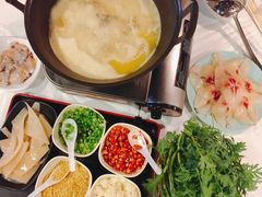 鲩鱼片-鲜入围煮花胶鸡海鲜火锅