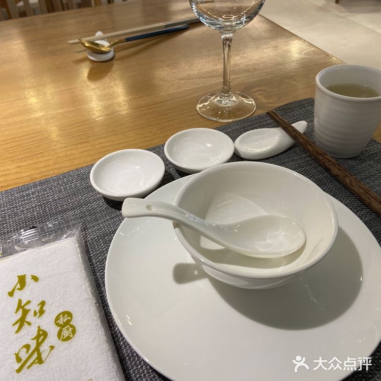 环境也很温馨干净，是暖色调。「私厨秘椒骨」热热的饼皮