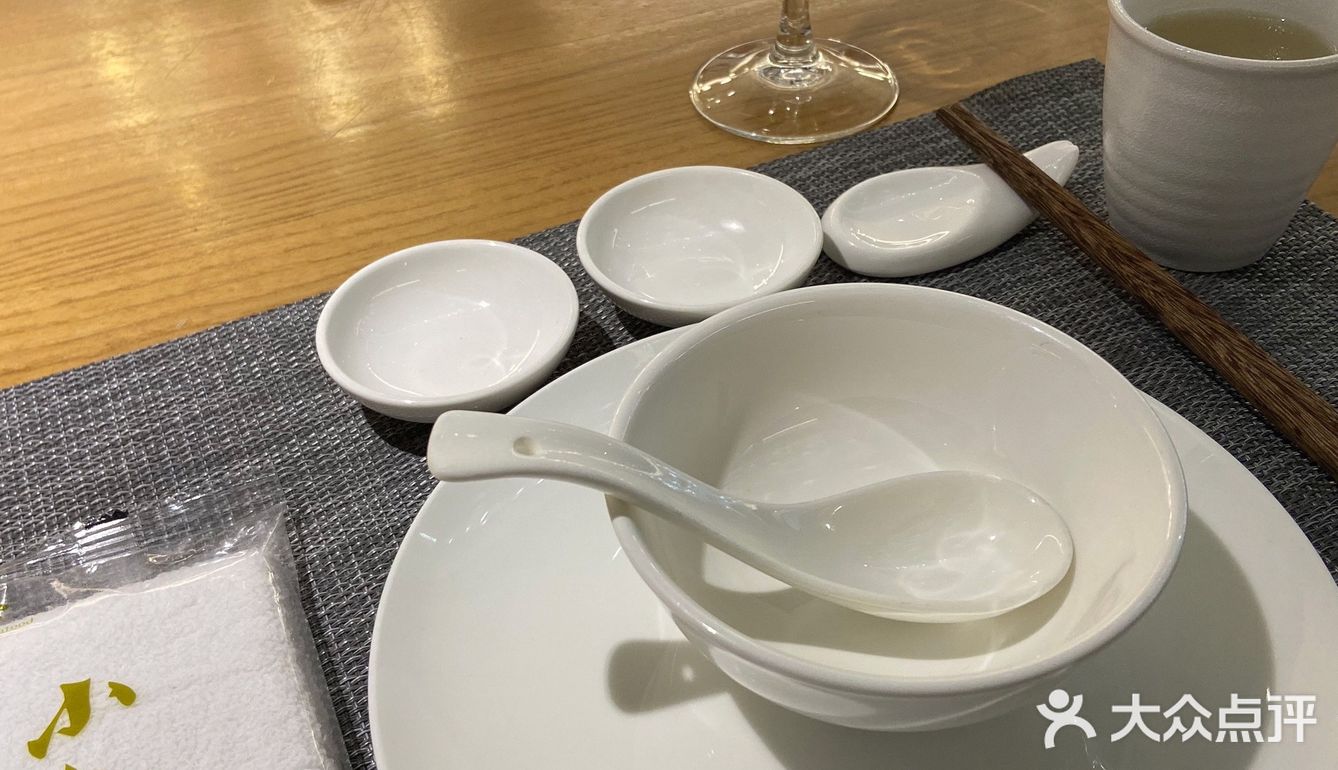 环境也很温馨干净,是暖色调。「私厨秘椒骨」热热的饼皮