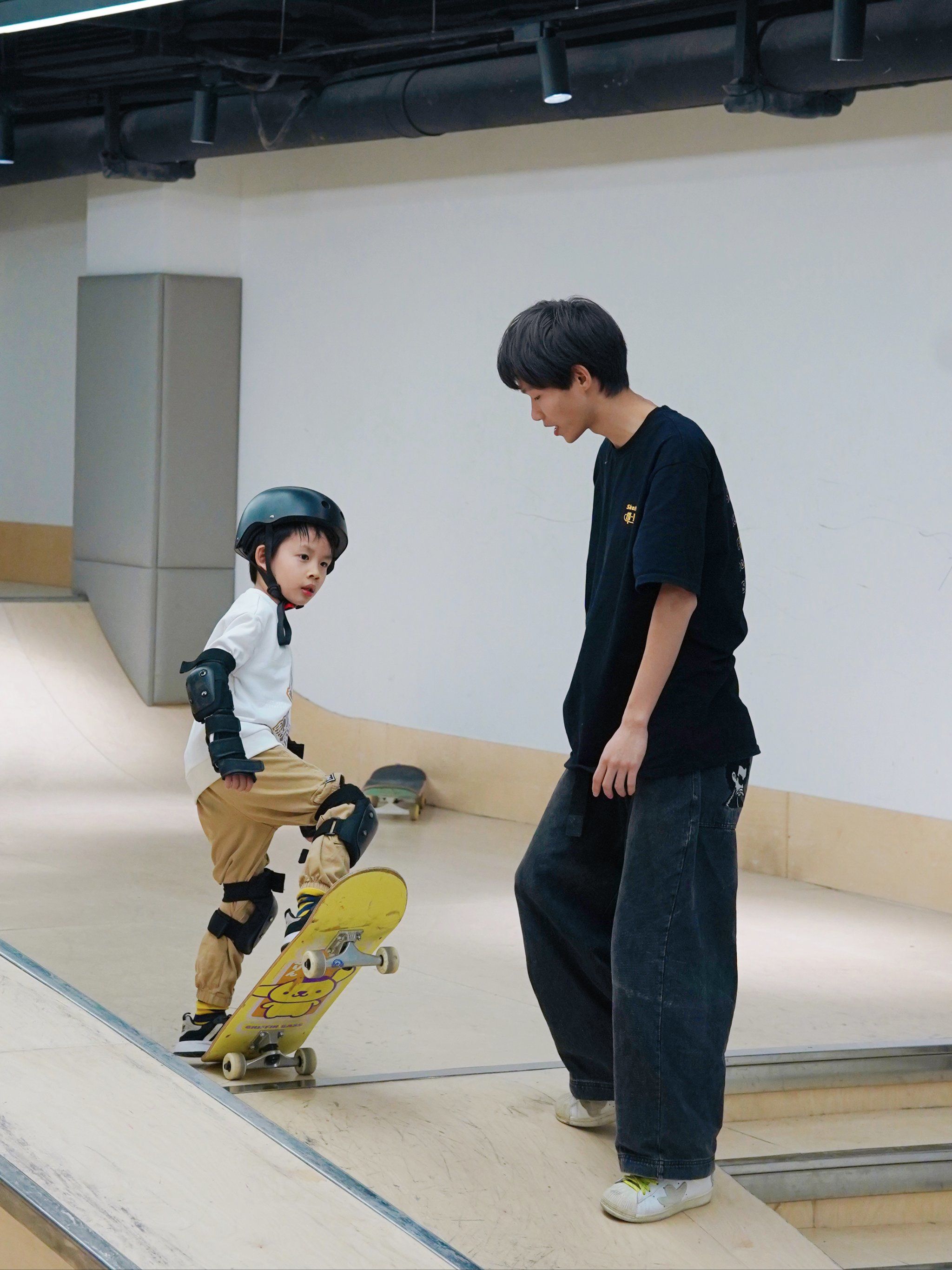 谁能拒绝玩滑板的男生呀!