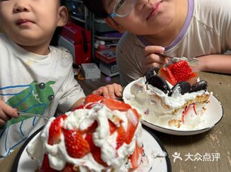 小小甜品师。自己做蛋糕。过程像打仗一样。需要激烈的交