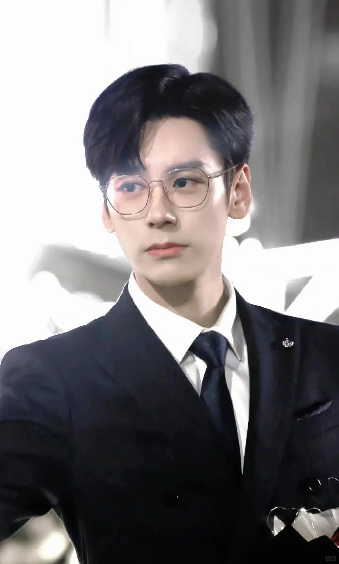 🔥魏哲鸣新剧眼镜造型👓