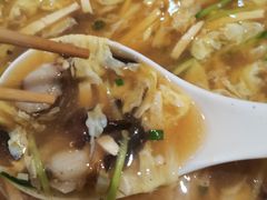 酸辣什锦海鲜汤-李连贵酒家熏肉大饼(昆明街店)