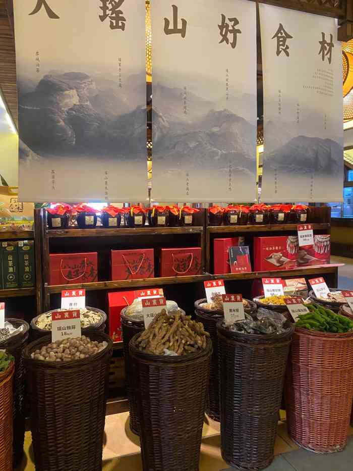 瑶王府·广西菜(茶花园店)-"装修的不错,环境挺好,中午去的,第一桌,.