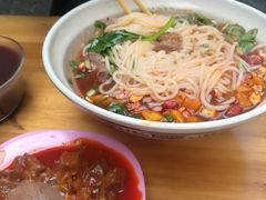 -爆炸头阿姨小四川正宗川味小吃(无任何分店)