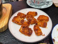 -何妹湿辣牛肉·粤式烧烤砂煲(桂雅路店)