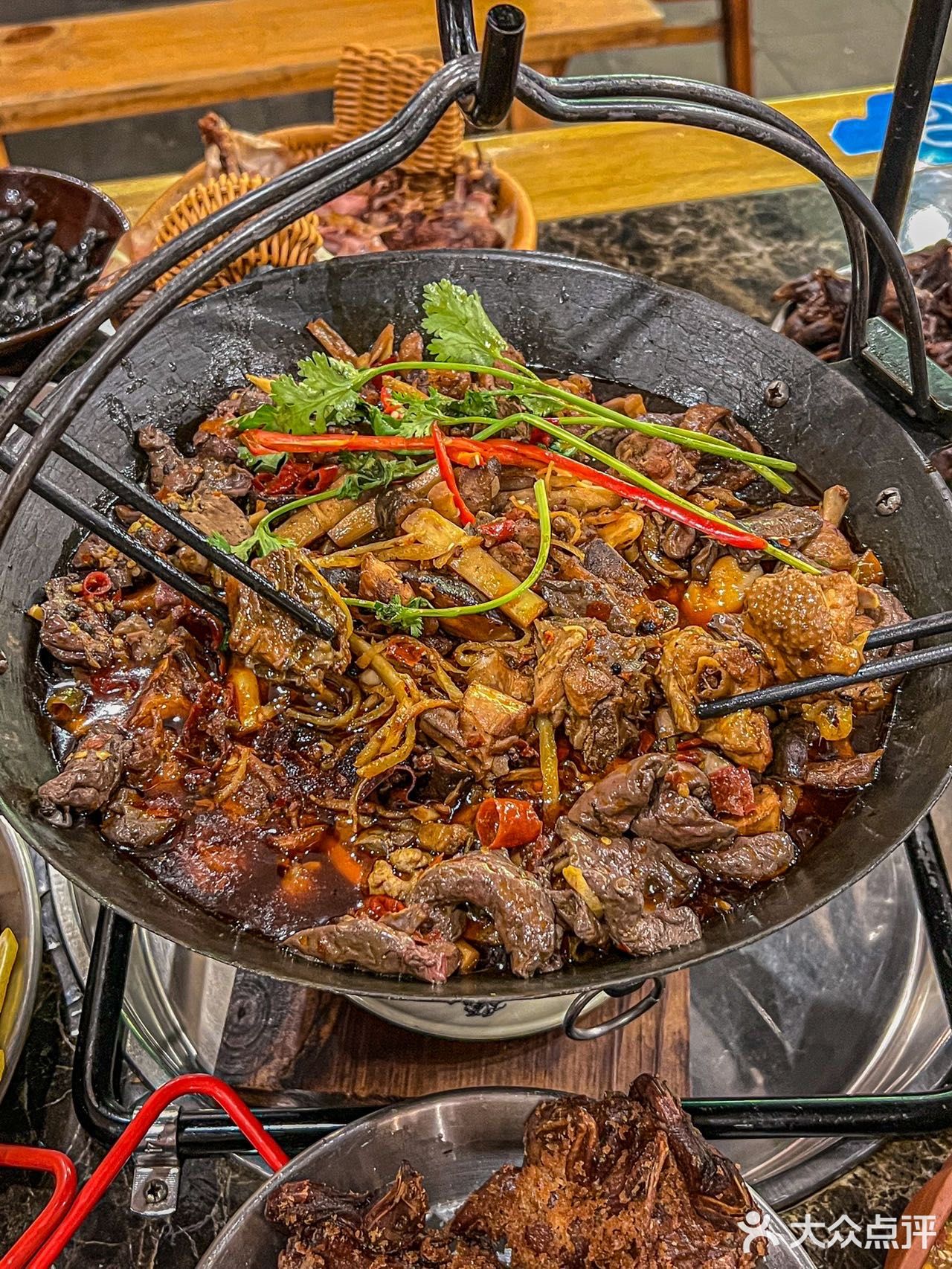好像是开了很多年的老店啦，店里只卖6个菜