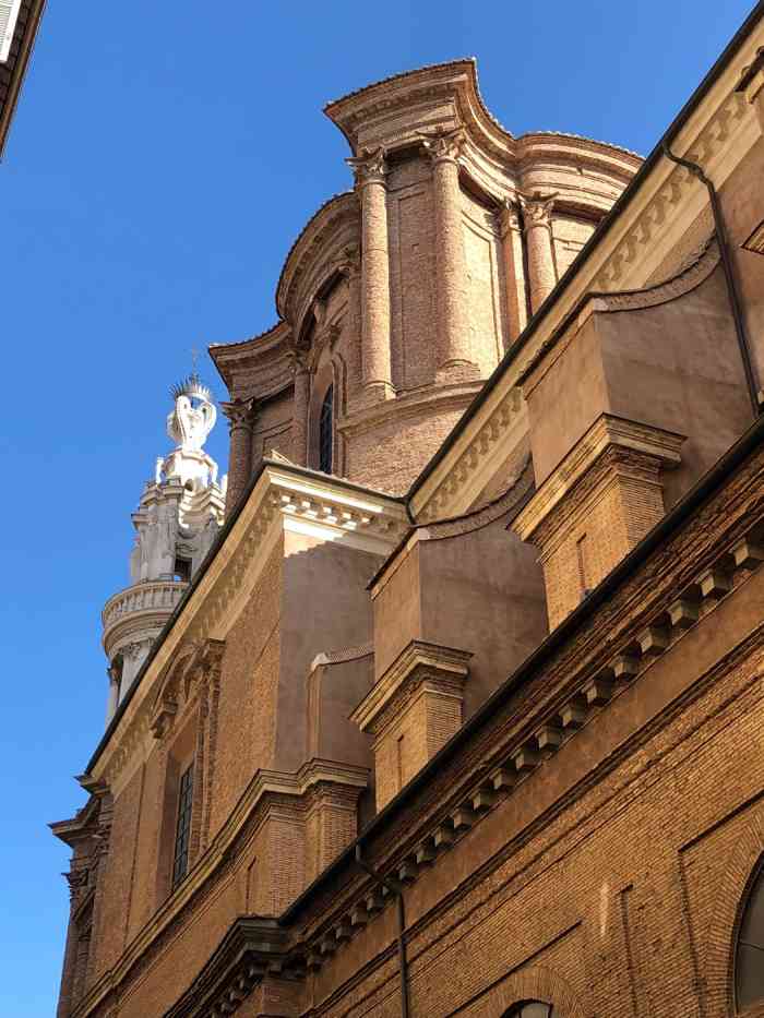 树林圣安德肋圣殿-"这是位于许愿池和西班牙台阶中间区域的教堂.