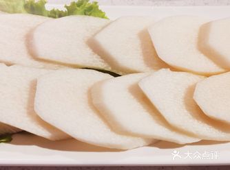 边吃边聊，喝一口菌汤鲜美无比，口感润滑