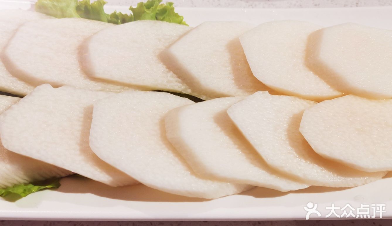 边吃边聊,喝一口菌汤鲜美无比,口感润滑