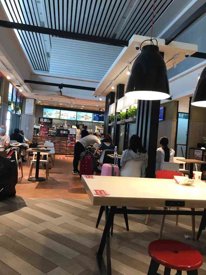 肯德基(泰安高铁店)-"泰安高铁站,简直人山人海.开封菜的生意自.