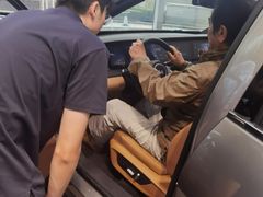 -理想汽车(世纪汇店)
