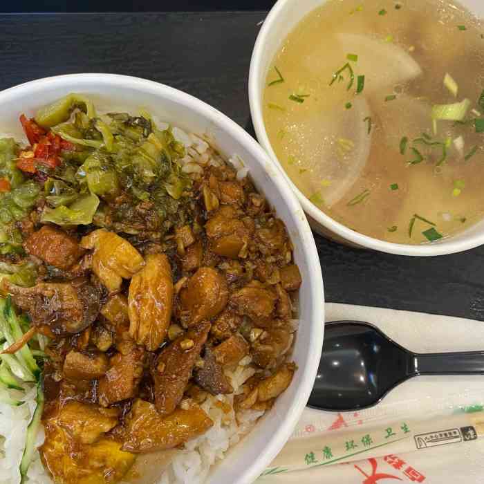 地理位置:国金街负一楼茶颜对面的一个小铺子 虽然店不大 但是生意