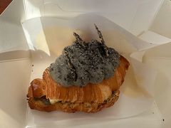 浓香黑芝麻可颂-PAOPAO Bakery&Café(港汇店)