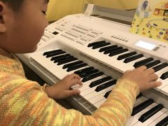 小朋友上课弹琴中-雅马哈音乐中心 钢琴双排键鼓吉他(静安大融城店)