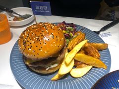 凤梨牛肉汉堡-简荟厨·西式简餐(花都雅乐城店)