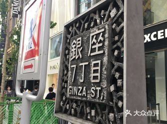我问问我朋友要几个，旁边一个柜姐马上登起眼大声嚷
