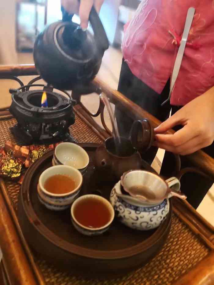 东逸湾海鲜酒店"环境不错,最喜欢喝这家的早茶,点心味道很.