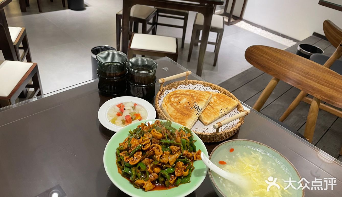 老板真的很热情,卡卡送东西啊