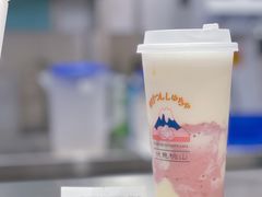 招牌草莓大福奶茶大杯-伏小桃(雁塔MOMOPARK店)