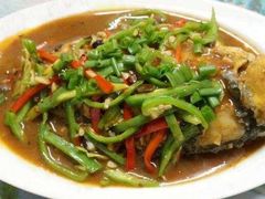 香菜土青椒煎鲫鱼-沙龙宴(夷陵广场店)