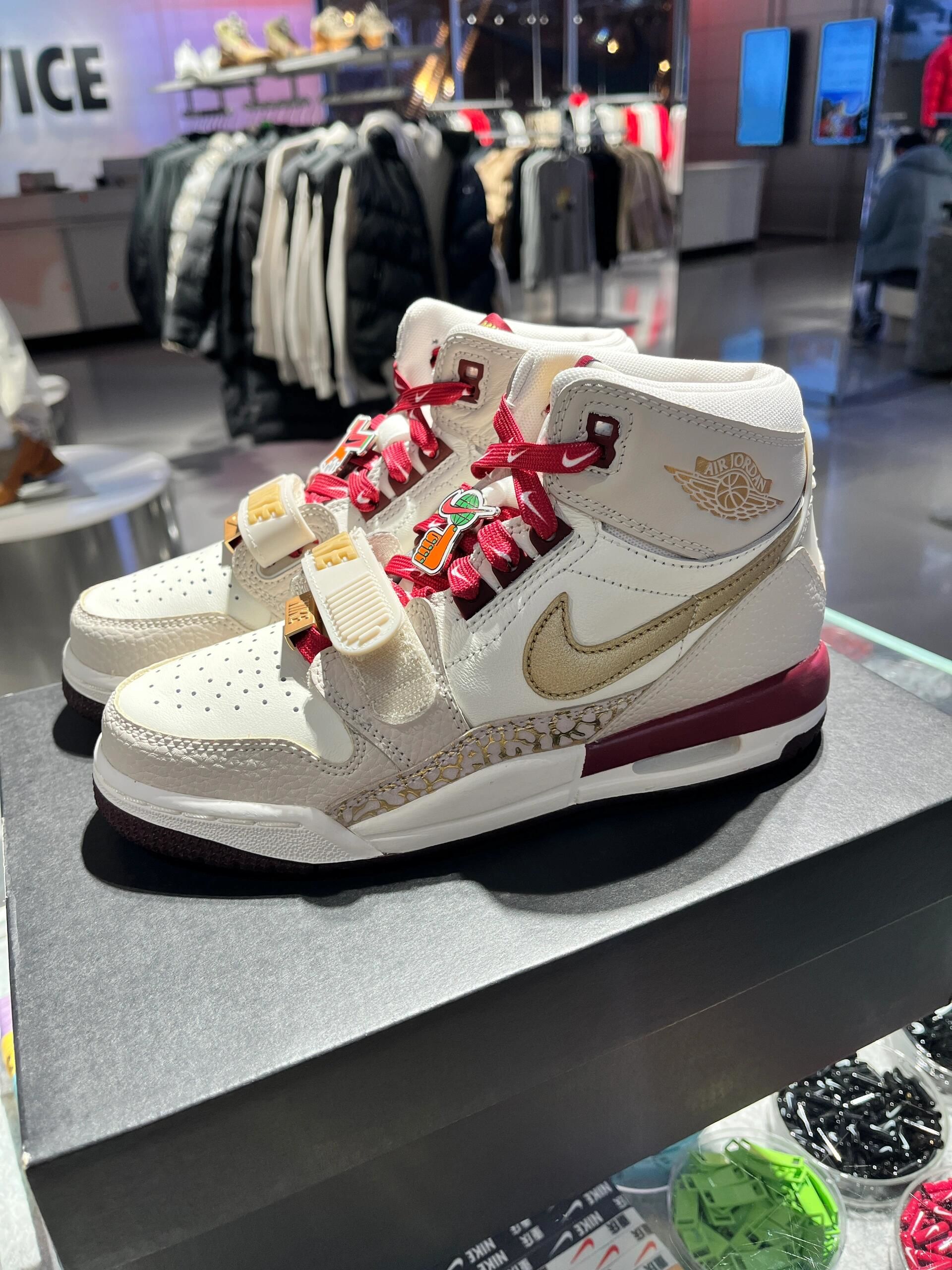 红色鞋带增添新年喜气,蛇年限定aj312成热门选择

新年到来,怎能