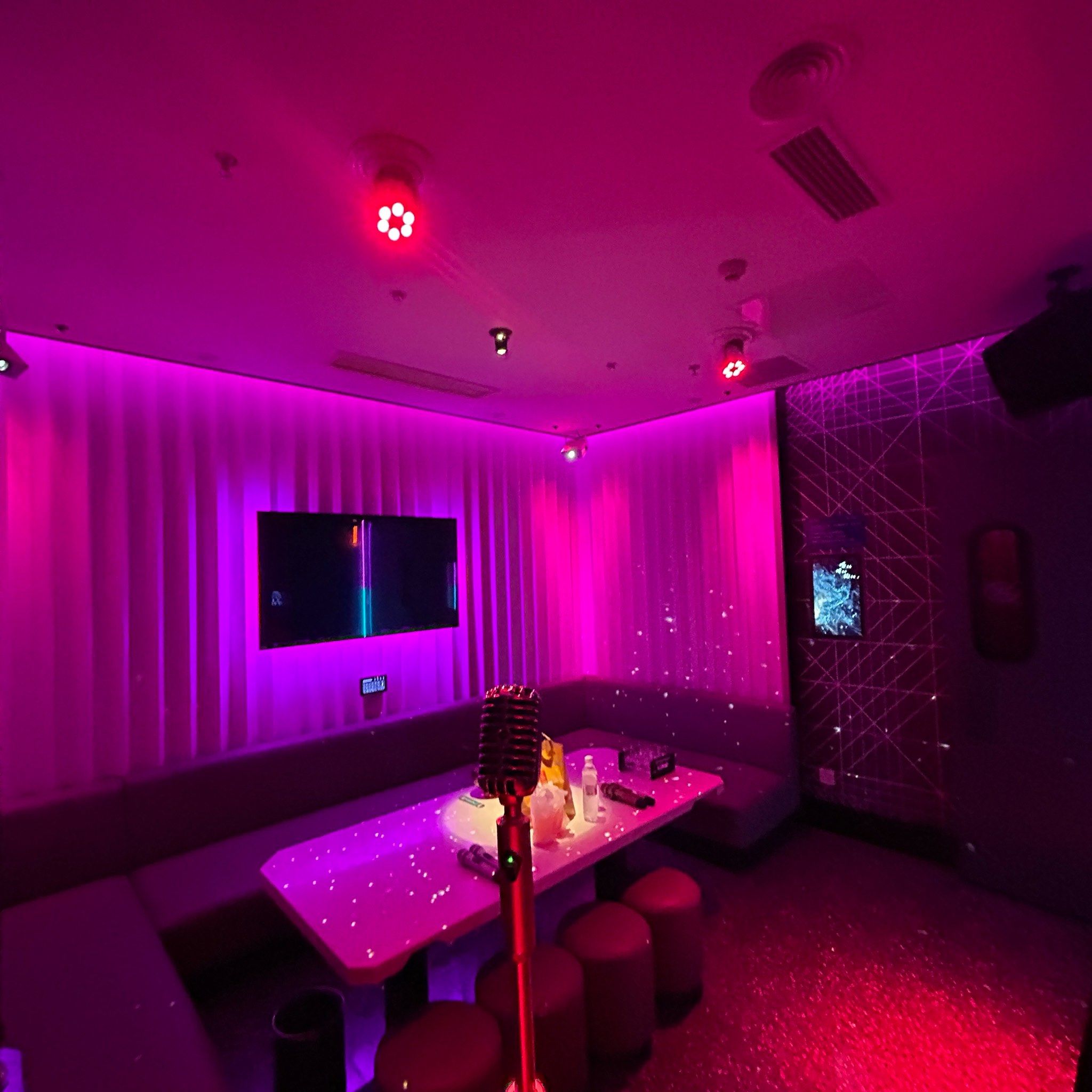 差点以为自己在银河里唱k!还可以吃火锅!