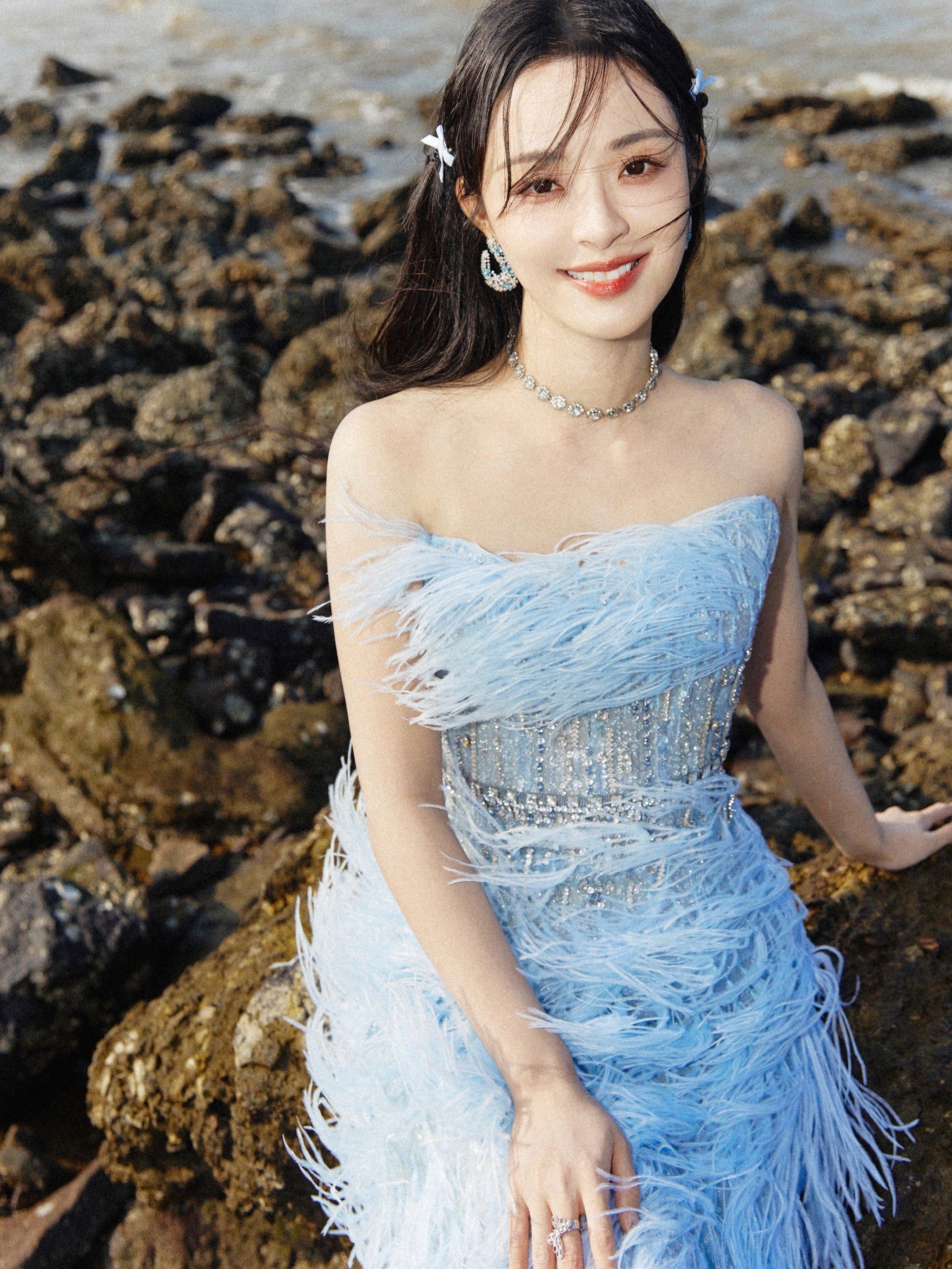 身穿羽毛裙 灵泽 的#李莎旻子 连风都偏爱她97