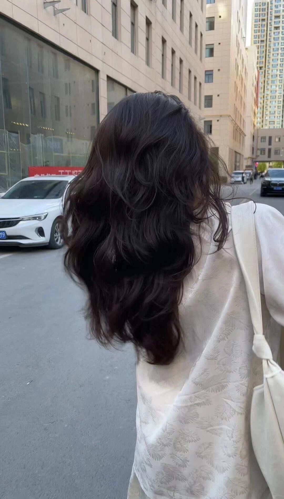 美到窒息的烫发背影