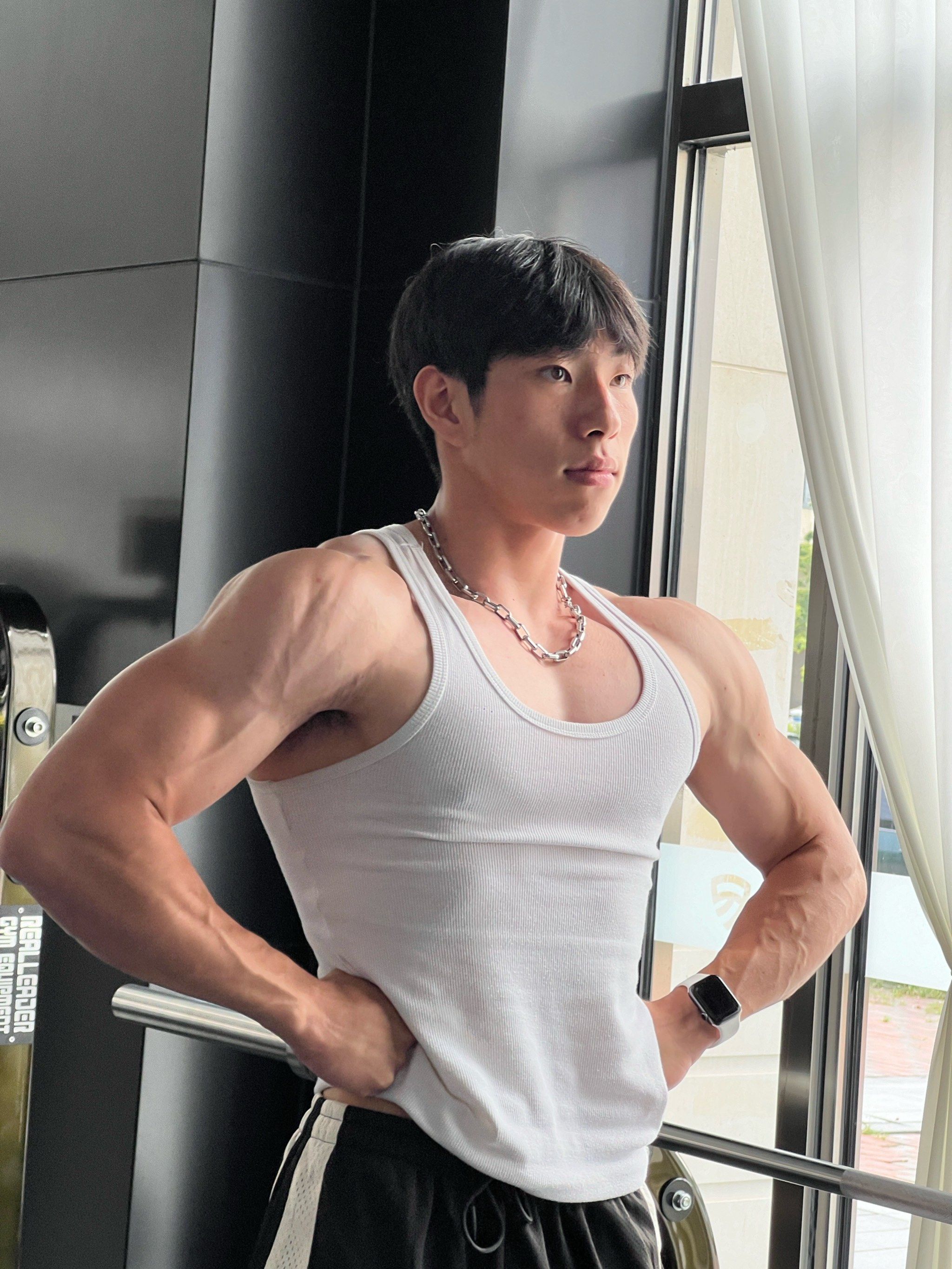 小肌肉男孩秀肌肉