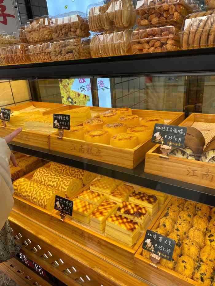 徐记江南糕点-"位于解放街上,招牌显眼,灯光醒目,人流量.