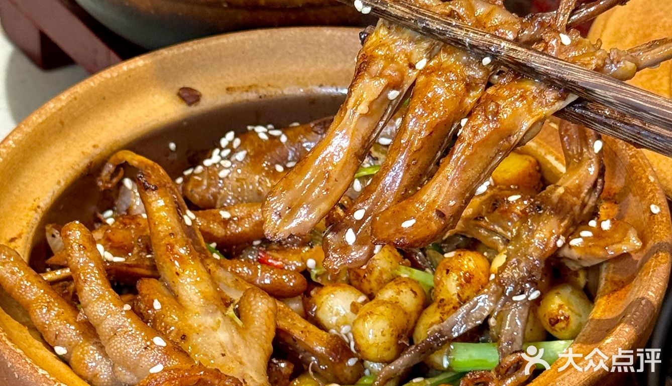 万宁这家……座无虚席！！还是这种烟火气小店🔥