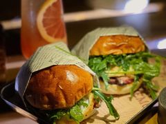 烟熏慢煮牛汉堡-Brew Farm·精酿农场海滨悬崖餐厅