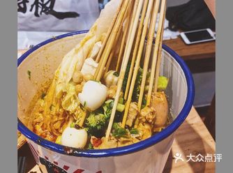 结束一天的课程，听闻学校外面新开一家串串，约上好朋友