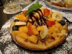 大华夫饼配新鲜水果和冰淇淋-THE REFINERY