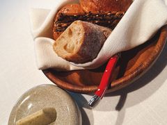 餐前面包配黄油-弗兰克牛排西餐厅Ribone steak house(柠檬花园店)