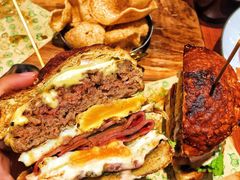 双蛋指椒牛肉汉堡-魏斯理汉堡(西安沣东吾悦店)