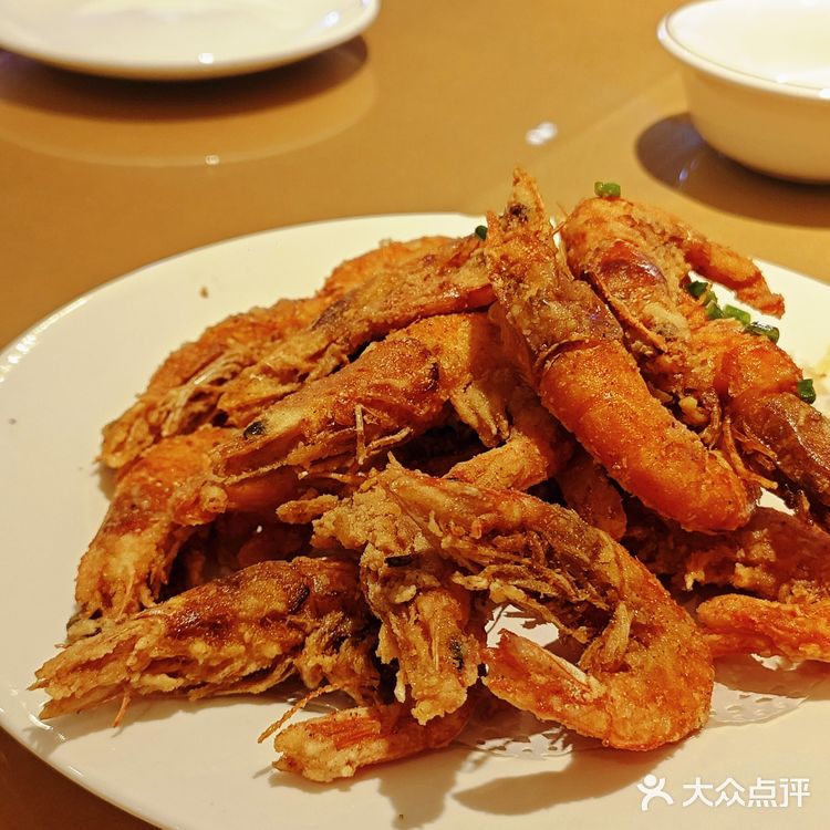 朋友带我去了二姐海鲜坊，说他在这家吃了块十年了