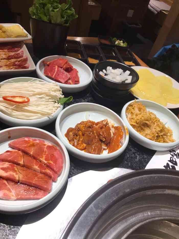 九田烤肉料理(熙悦汇店)-"谷饲猪梅肉,三大片猪肉啊,还有一小片,小.
