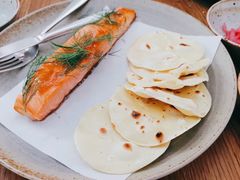 烟熏三文鱼配烤饺子皮和芥末籽酱-BOR Eatery(安福路店)