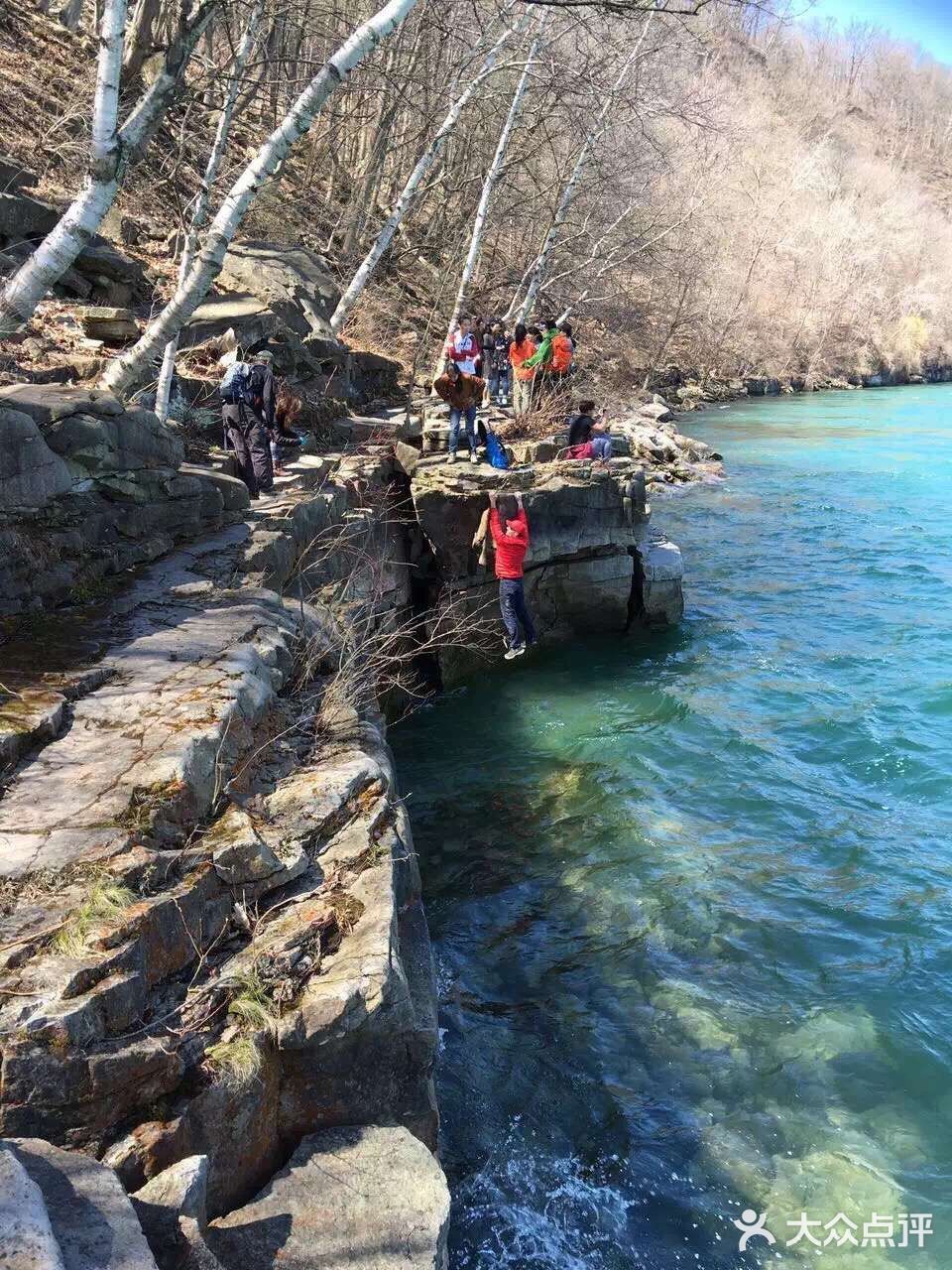 悬于蓝天白云、青山碧水之间