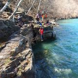 悬于蓝天白云、青山碧水之间