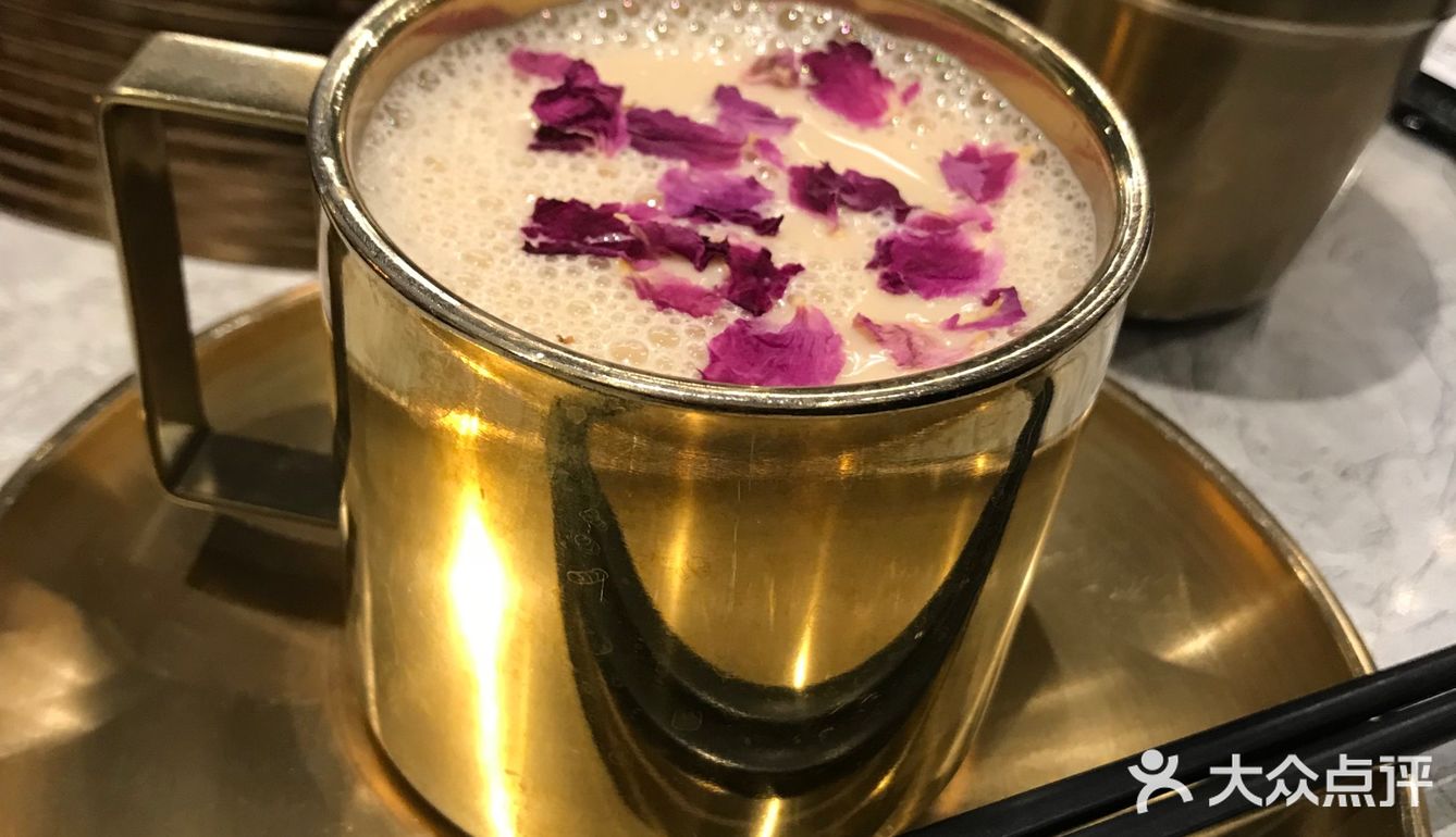 大盘鸡很入味，面条真心好吃，很有韧劲。新疆烤包子