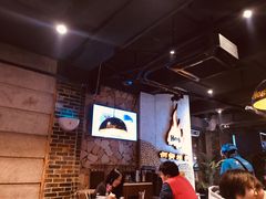 大堂-何师烧烤·香辣蟹·川菜·30年老品牌(太古里旗舰店)